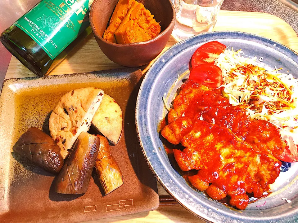 今夜はトンテキ🐷と昨日の残り物で。ちよっと食べすぎた😅|海斗さん