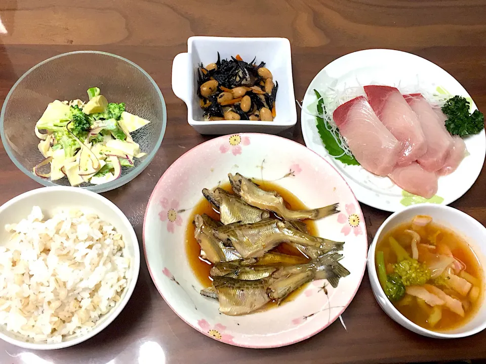 はたはたの煮付け ミネストローネ 鰤の刺身 ひじきの煮物 ゆで卵とブロッコリーのサラダ|おさむん17さん