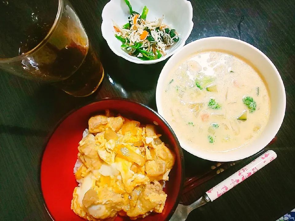 親子丼、野菜たっぷり豆乳味噌スープ、小松菜としらすの和え物|サトリさん