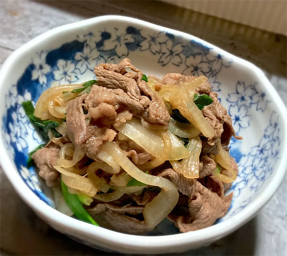 今夜は、３つの材料とひとつの調味料で仕上げる、牛肉とたっぷり玉ねぎの醤油炒めを頂きます😊👍🎵|ギムレットさん