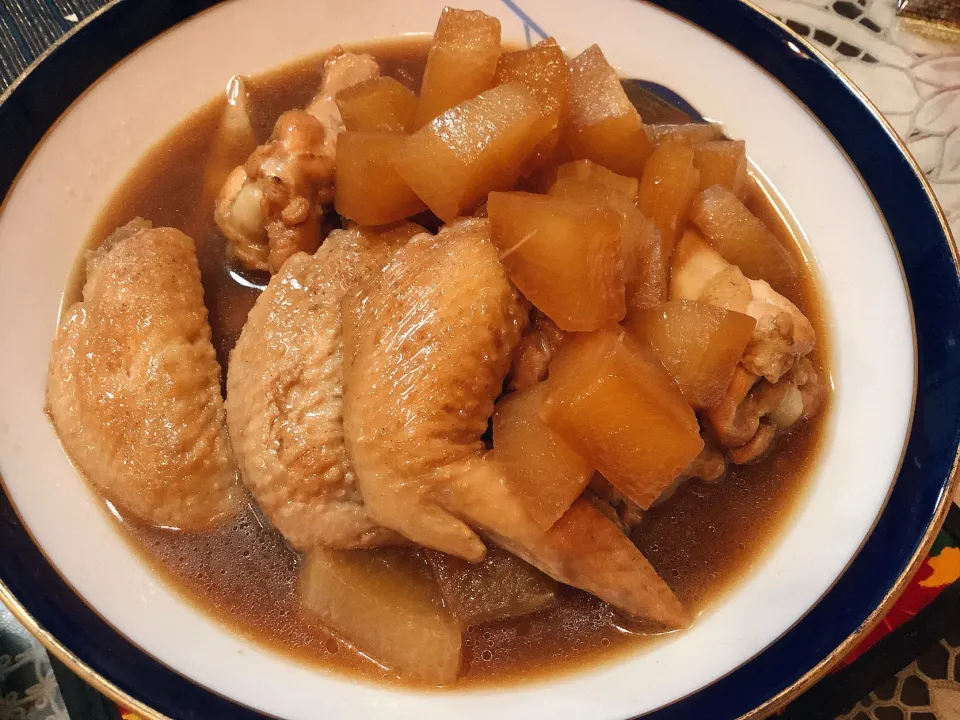 大根と鶏肉の煮物😋|アライさんさん