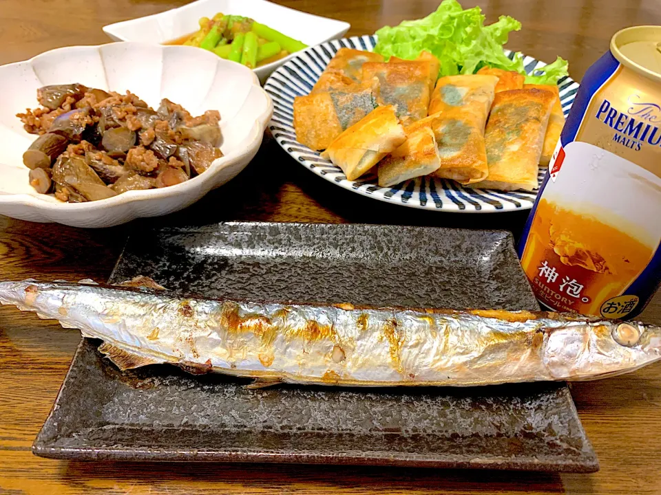 Snapdishの料理写真:秋刀魚、春巻き、ナスの甘辛そぼろ炒め、アスパラのお浸し、プレモル❤|なちゃむさん