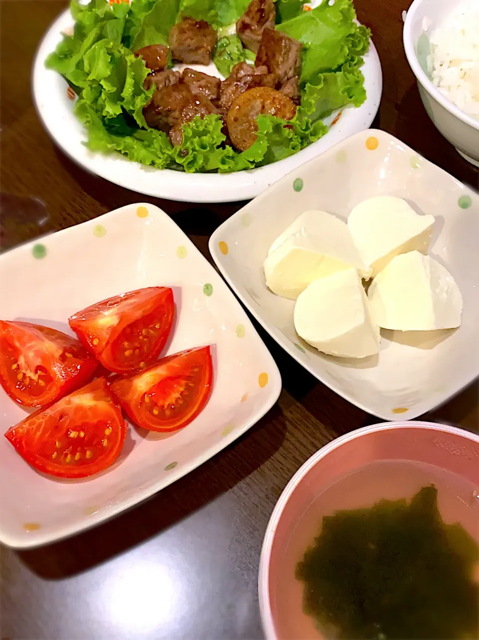 Snapdishの料理写真:ビーフステーキ　レモンソース🍋　リーフレタス🥬　ミディトマト🍅　モッツァレラチーズ　バジルソース🍃　わかめスープ　麦茶🍹|ch＊K*∀o(^^*)♪さん