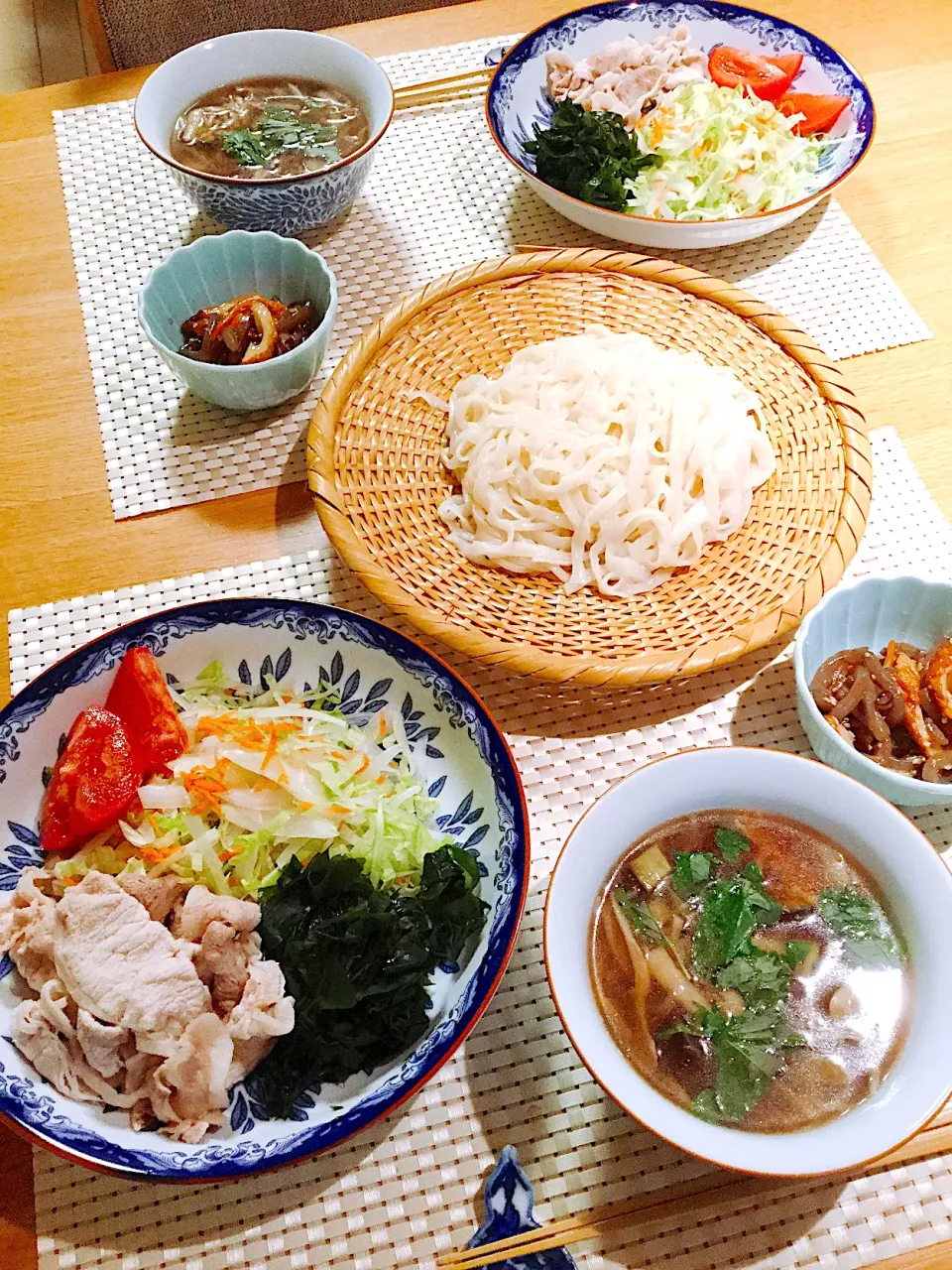 Snapdishの料理写真:冷しゃぶサラダ、茄子キノコつけ汁うどん|papinさん