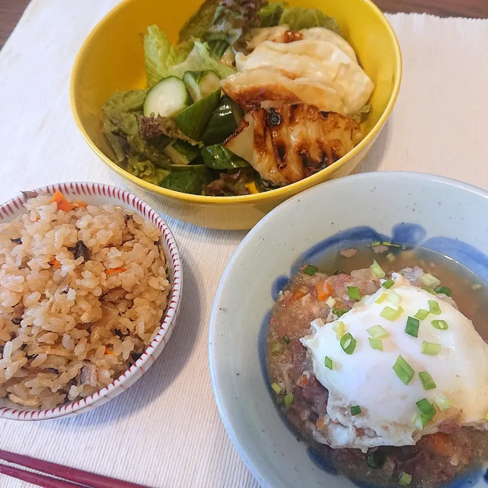 炊き込みご飯
肉じゃが卵
レタスサラダ
きゅうりの浅漬け
餃子|oneiさん