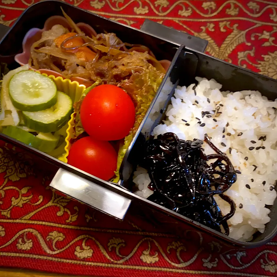 牛肉と根野菜の炒め物と、胡瓜の酢漬けと、プチトマトと、昆布の佃煮ご飯弁当|もえさん