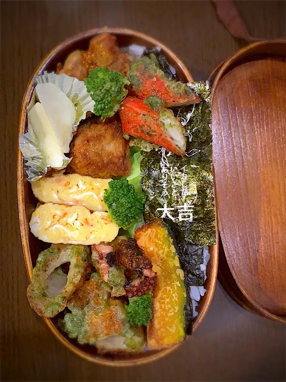 お弁当🍱　フライドチキン　レッドペッパー🌶 モッツァレラチーズ　オリーブオイル　岩塩　干し海老の出し巻き卵　　カニかまと竹輪の磯辺揚げ　カボチャの天ぷら　タコの青海苔天ぷら　蒸しブロッコリー　鰹でんぶ　焼き海苔　海苔弁|ch＊K*∀o(^^*)♪さん