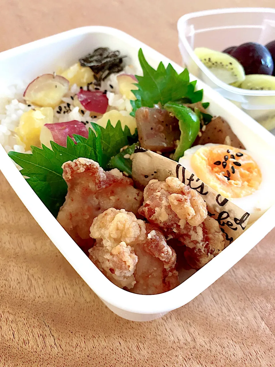 Snapdishの料理写真:さつまいもの炊き込みごはん弁当🍠|Sakikoさん