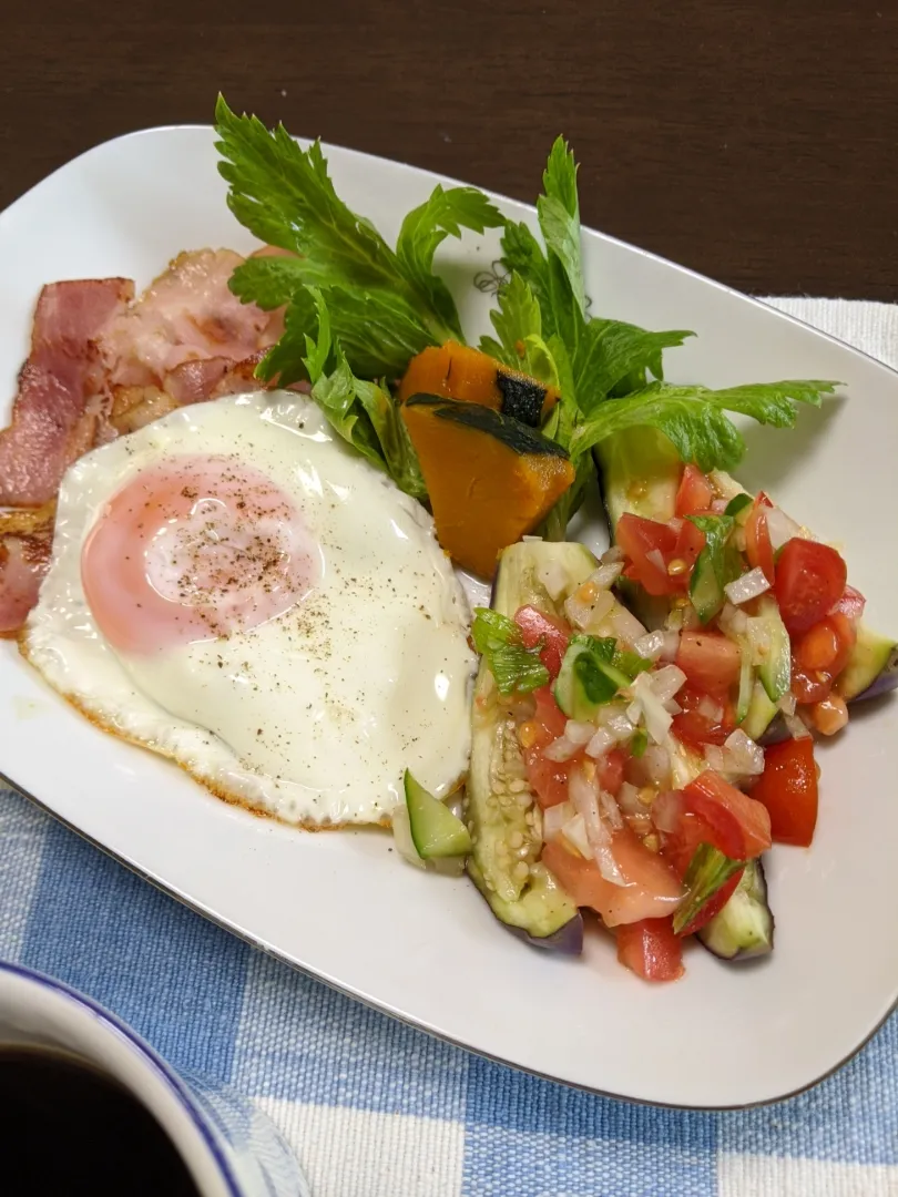 ワンプレート
蒸し🍆ナスとトマト🍅のサラダ🥗
ベーコンエッグ🥓🍳|ヒカリーさん