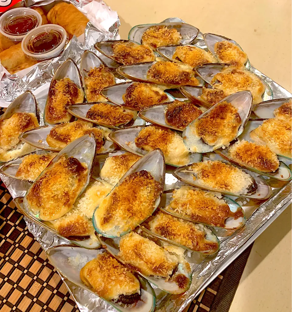 Snapdishの料理写真:Baked panko crusted Green Mussels topped with garlic mayo parmesan cheese|🌺IAnneさん