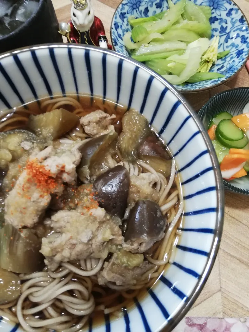 9/18
作りおきをトッピングして🐷と茄子のおろし蕎麦でお昼だよ😋|たえさん