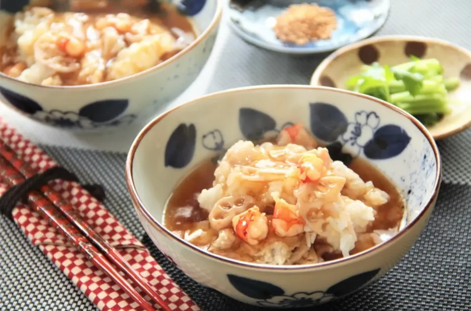 あんかけとご飯の相性がいい！ひき肉とレンコンの炊き込みご飯-エビの和風あんかけ- #料理研究家指宿さゆり|【公式】料理研究家　指宿さゆり≫ｽﾀｼﾞｵ（ｽﾀｯﾌ運営）さん