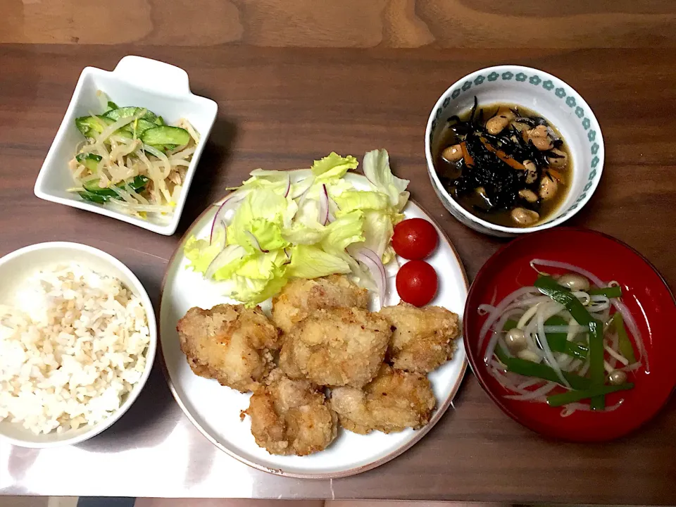 Snapdishの料理写真:鶏の唐揚げ ニラともやしの中華スープ ひじきの煮物 もやしときゅうりとツナのごま酢和え|おさむん17さん