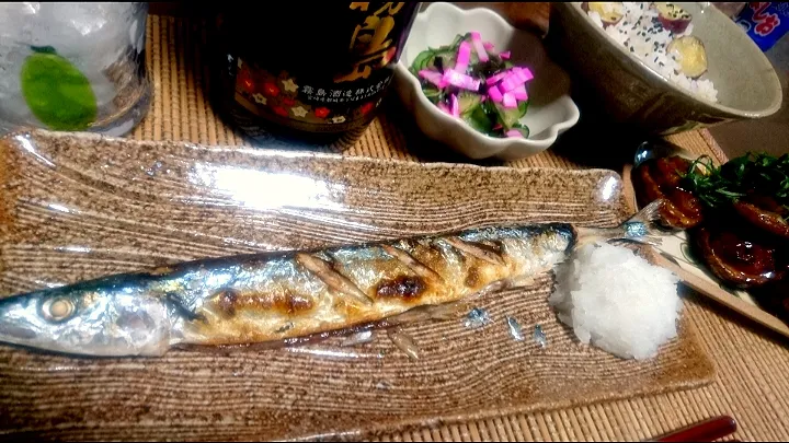 秋刀魚🐟
 きゅうりと赤巻きの酢の物
 椎茸の肉詰め
 サツマイモご飯🍠

 黒霧島🍶でかんぱ～い|びせんさん