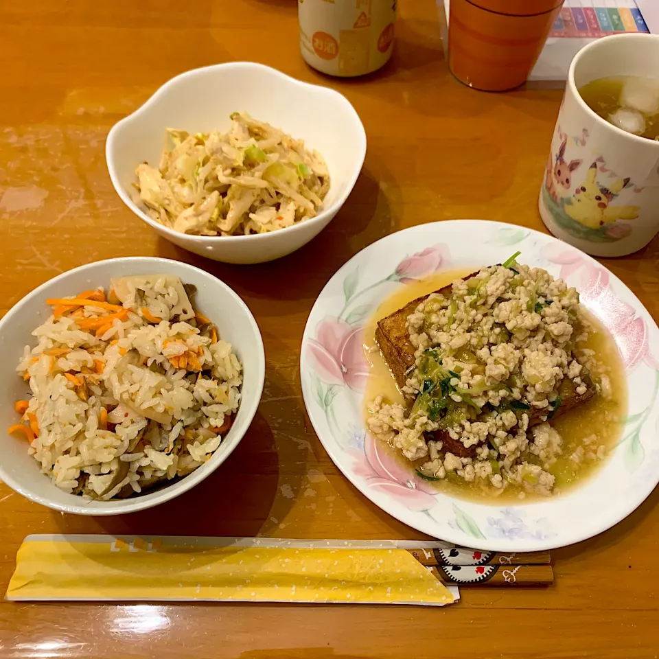 Snapdishの料理写真:鮭と根菜の炊き込みご飯・厚揚げステーキの豆苗そぼろあんかけ・鶏肉ともやしのバンバンジーサラダ|sayaさん