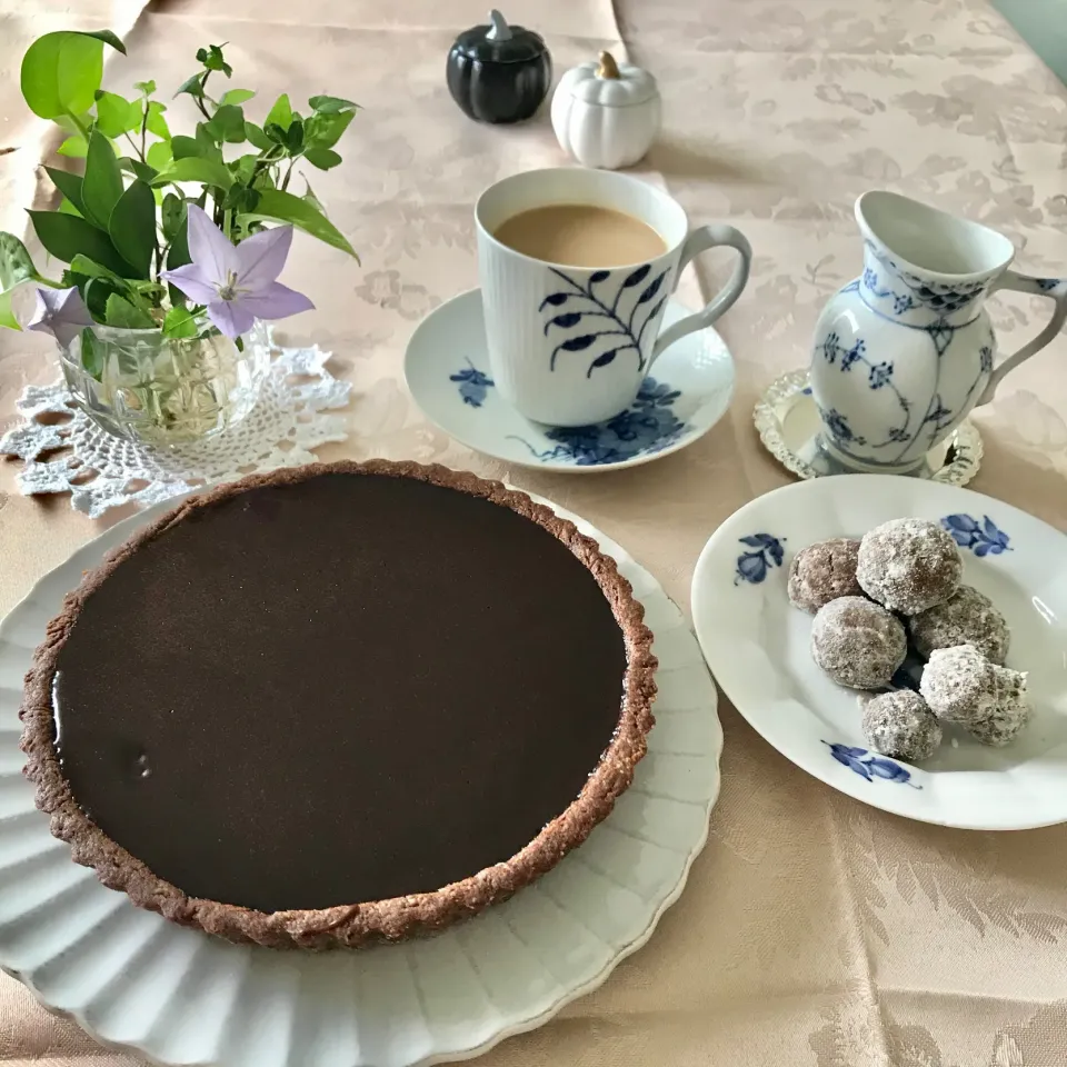 Snapdishの料理写真:生チョコとろけるチョコレートタルト🍫🥧に、ココアのスノーボール✨|エンジェルさん