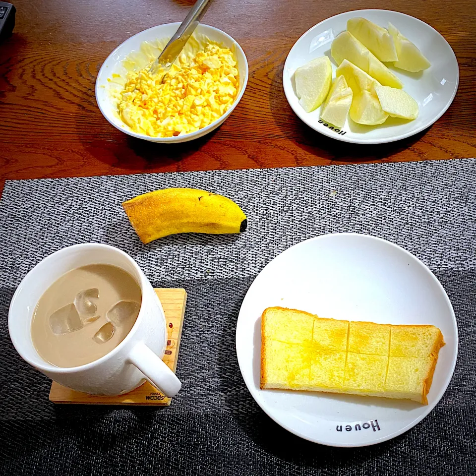 Snapdishの料理写真:9月18日　朝ごはん　バタートースト、茹で卵のマヨ和え、林檎、バナナ、カフェオレ|yakinasuさん