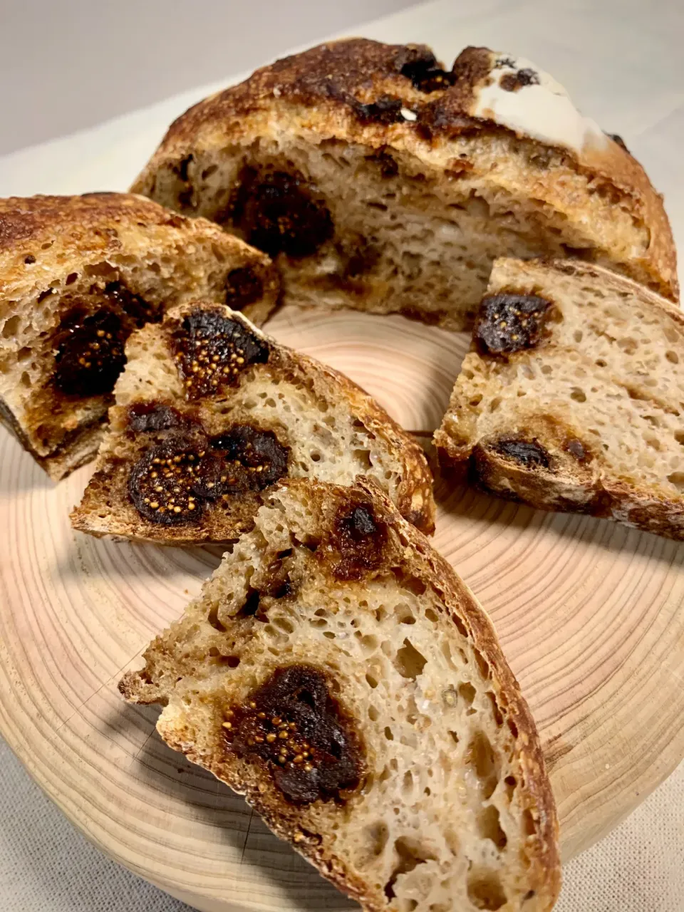 Black Mission Fig and Toasted Anise   Seed Sourdough Bread (pic 2)|gonbenさん