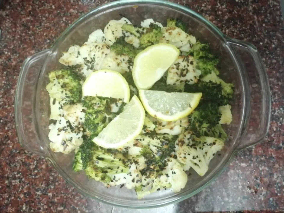 My home made
Baked broccoli 🥦
And cauliflower
With Italian seasoning
Salt, black pepper, chilli flakes
And black sesame seeds
Garnish with slice lemon 🍋|Mirsaraliさん