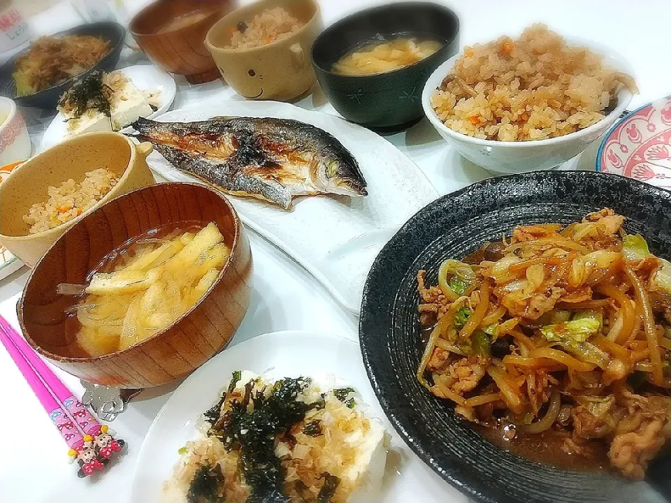 夕食(*^^*)
しめじとツナの炊き込みご飯
回鍋肉
カマスの塩焼き
冷奴
大根と油揚げのお味噌汁|プリン☆さん