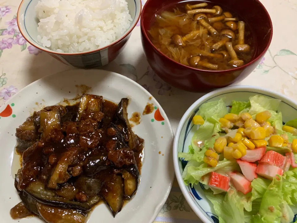 朝ごはん、茄子肉味噌炒め、ナメコ味噌汁、サラダ|Isimura Hidekiさん