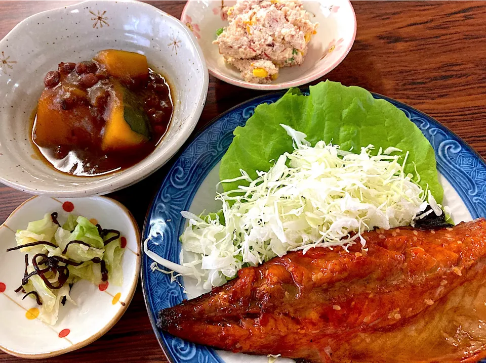 さばみりん焼き、かぼちゃのはとこ煮、おからとコンビーフのサラダ、キャベツ漬物|もちもちさん