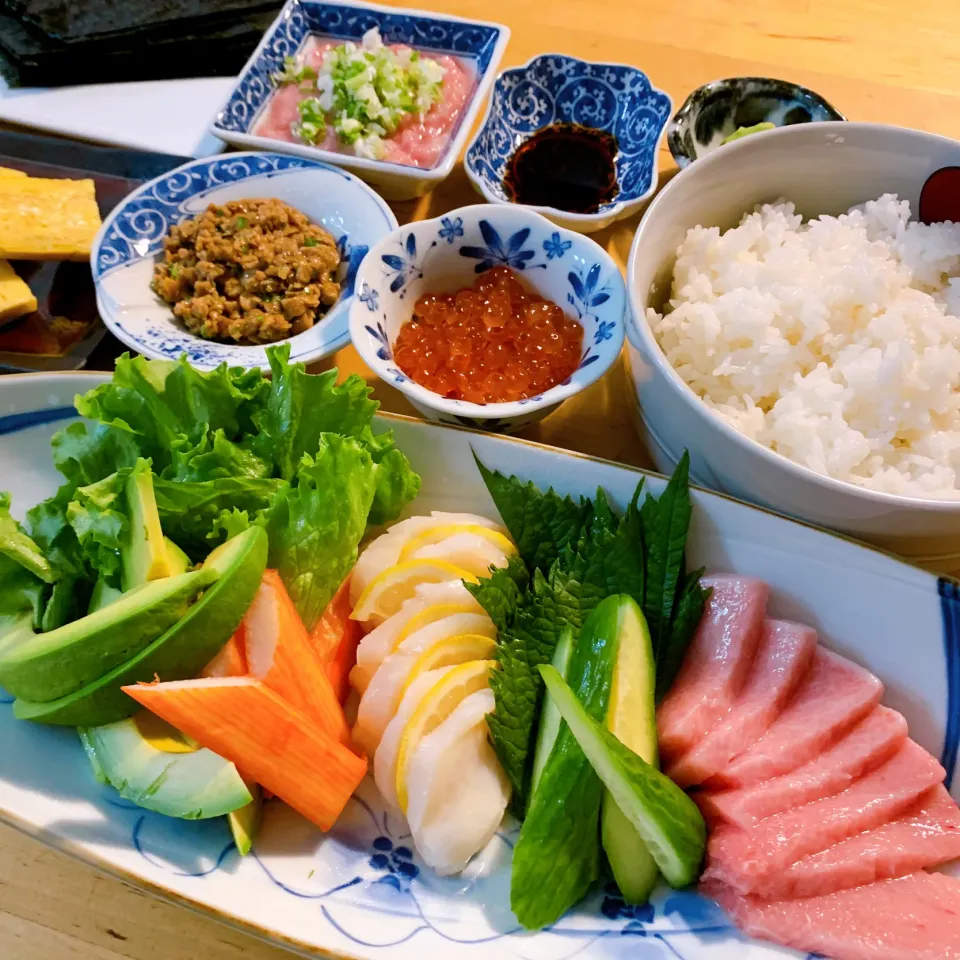 Snapdishの料理写真:Self-Hand-Rolled Sushi (大トロで手巻き寿司)|Masa, The Cooking Husbandさん