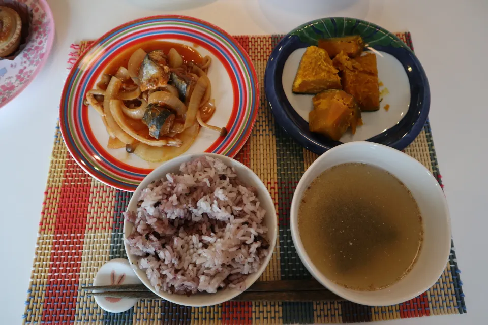 Snapdishの料理写真:今日の昼食 サバ缶のトマトケチャップ炒め、かぼちゃの塩麹煮、雑穀米、わかめスープ|pinknari🐰🌈さん