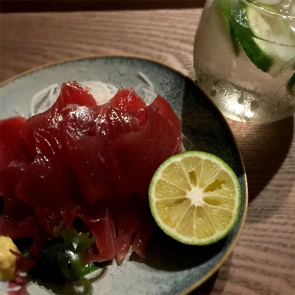 鰹の刺身とすだち焼酎🍁|べべべさん