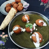 Snapdishの料理写真:paneer balls deep in spinach curry