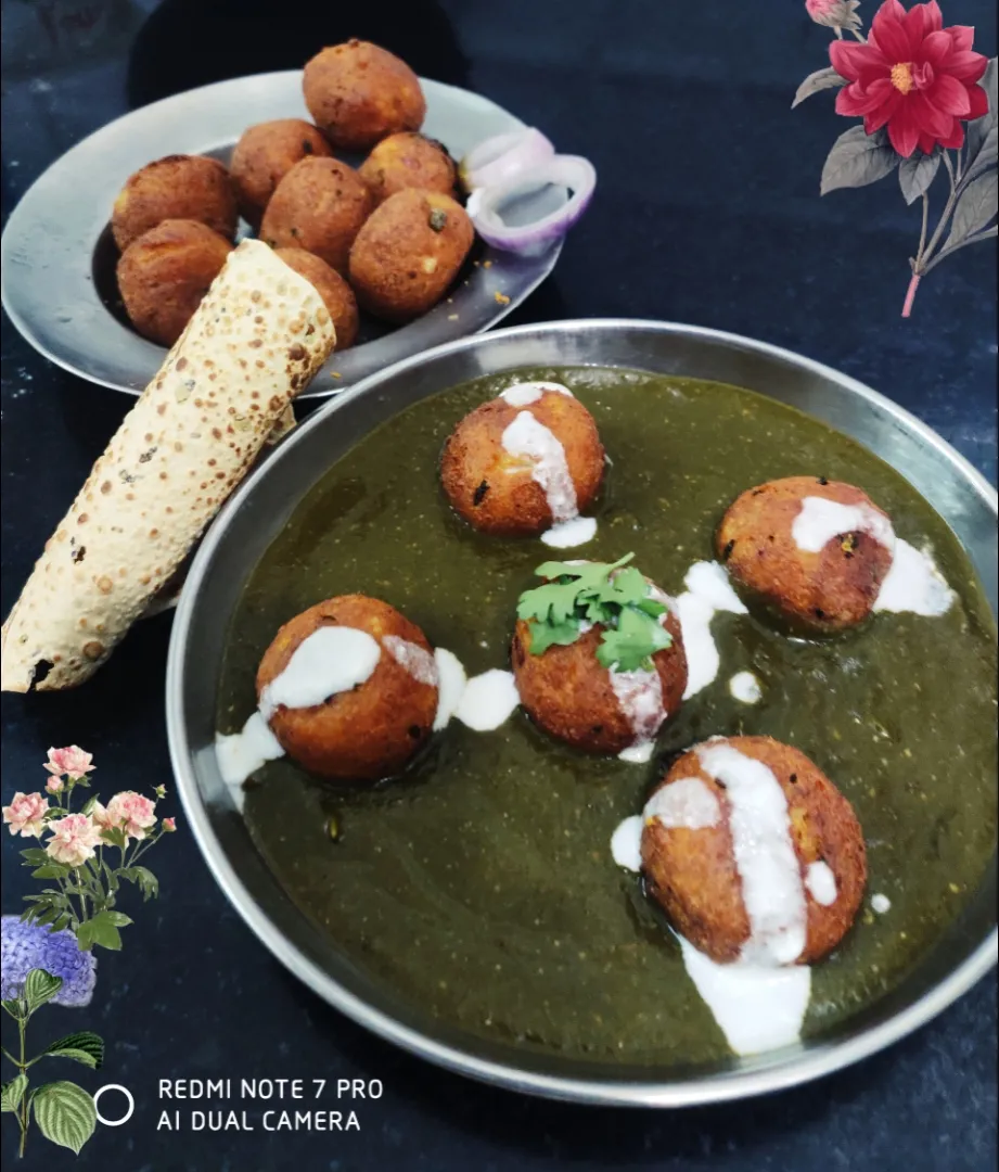 paneer balls deep in spinach curry|nishiさん