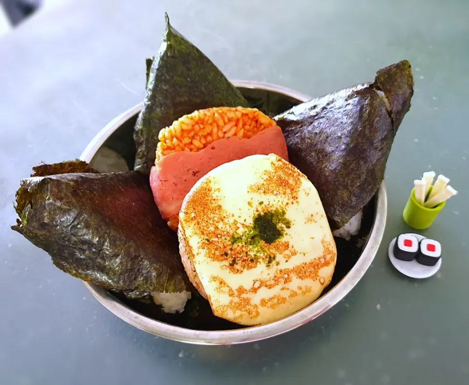 Snapdishの料理写真:Onigiri For Lunch|envymaqueenさん