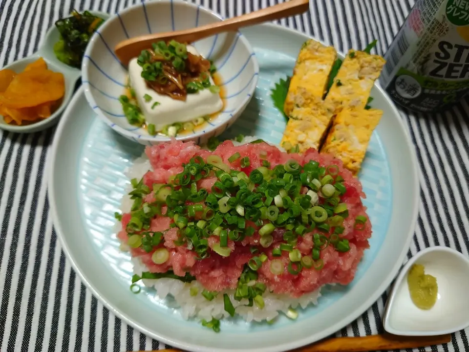 ★小料理屋ちえこ　お品書き★
🍶ネギトロ丼
🍶鶏そぼろと青ネギの卵焼き
🍶かつおなめ茸のせ冷奴|☆Chieco☆さん