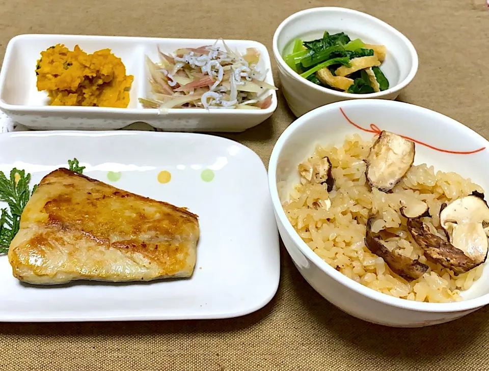 塩サバ🐟
かぼちゃ🎃サラダ
茗荷としらすの和え物
小松菜と油揚げの旨煮
松茸ご飯🍚|eiyadeさん