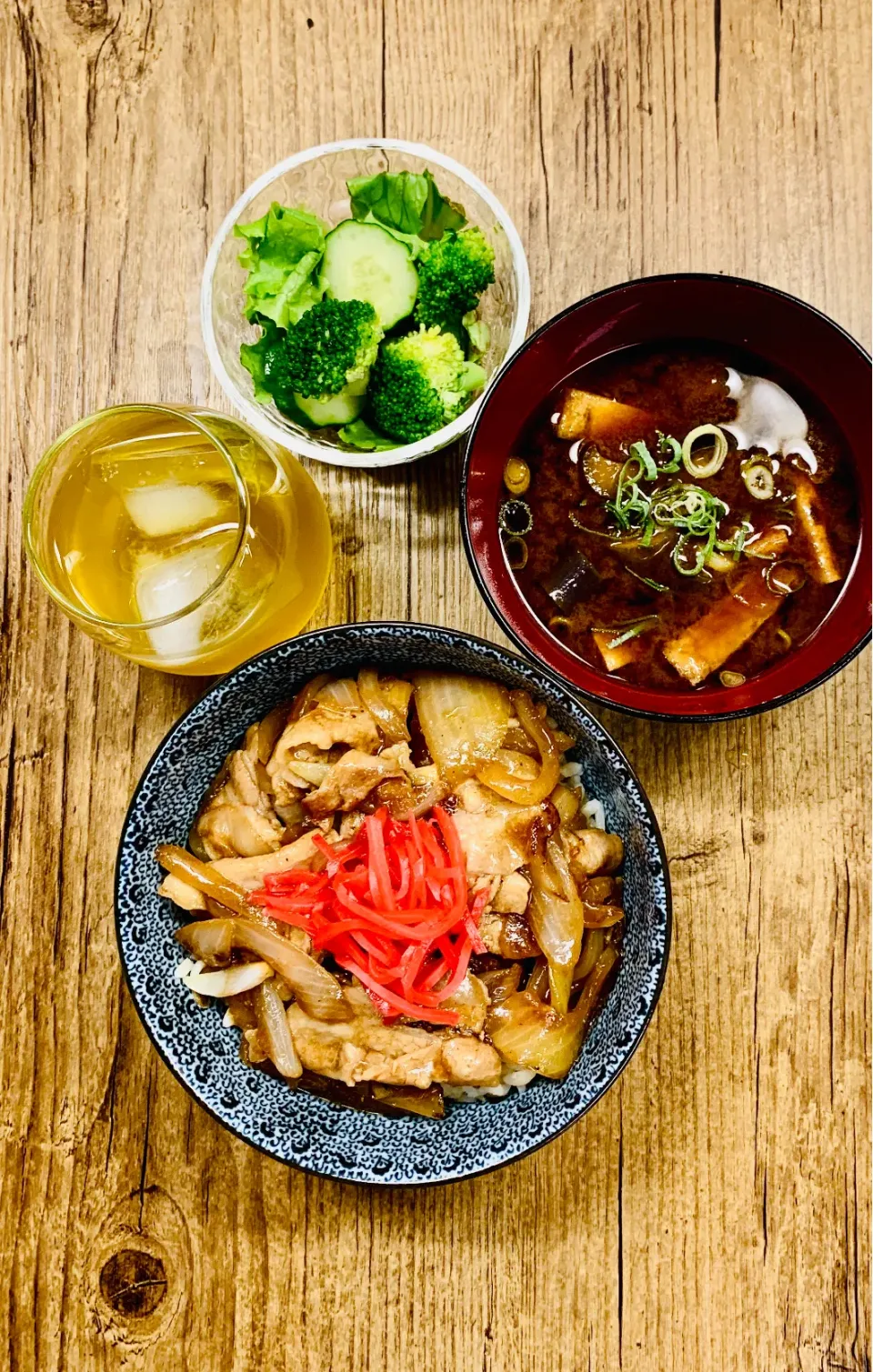 晩ご飯　　豚丼　茄子と油揚げの味噌汁　グリーンサラダ|ROSE & ROSEさん