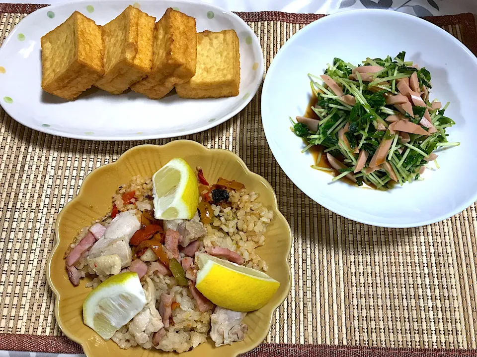 鶏肉のパエリア(リベンジ).厚揚げ.豆苗と魚肉ソーセージのサラダ|りっぺさん