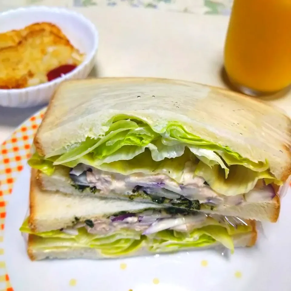 バジルソース入り🍞ツナマヨ紫玉ねぎレタスのサンド|うたかた。さん