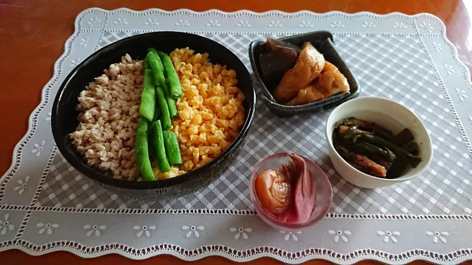 Snapdishの料理写真:☆三色丼
☆揚げとコンニャクの煮物
☆ピーマンと竹輪のピリ辛炒め
☆ミョウガの酢漬け|chikakoさん