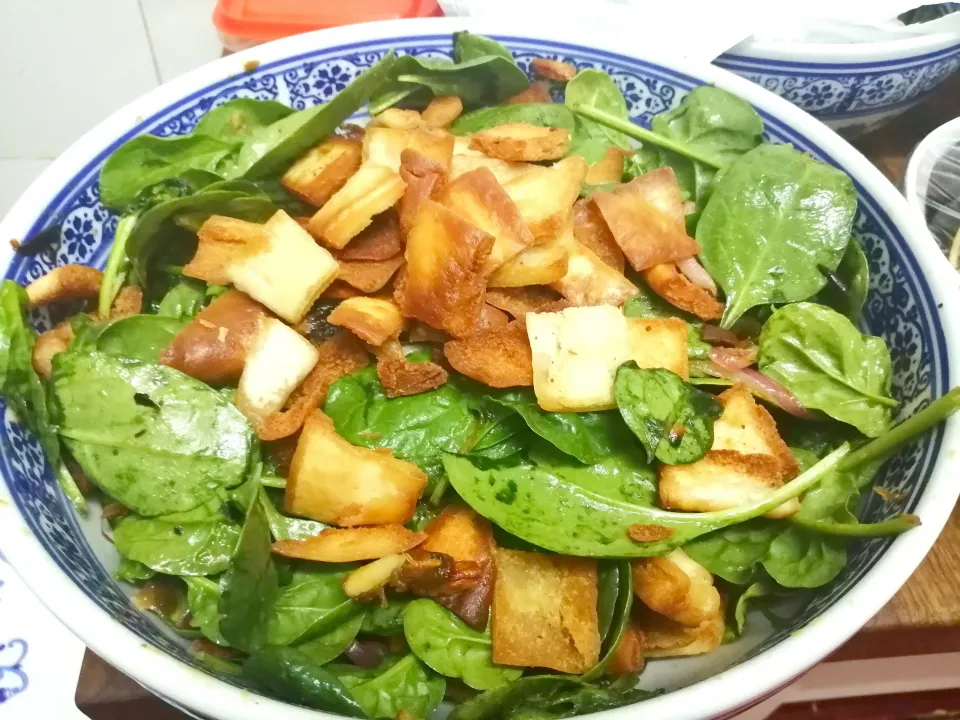 Middle Eastern
Spinach salad
With fried pitas,
Slice onions, chilli flakes 
Dates, sumac, lemon juice
& salt & Black pepper to taste|Mirsaraliさん