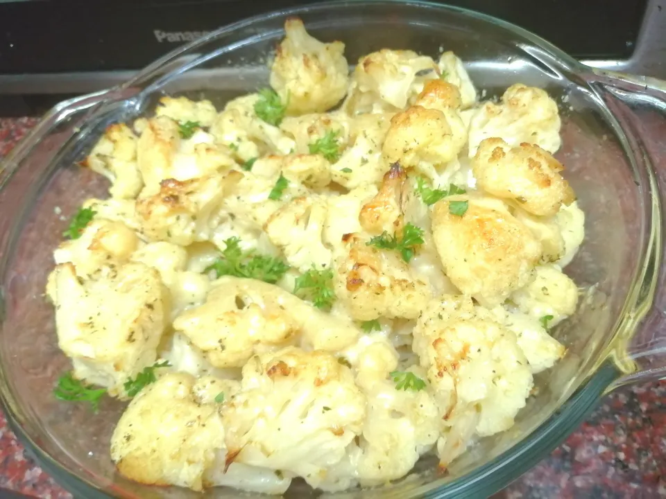 Baked cauliflower
With herbs & parmesan cheese|Mirsaraliさん