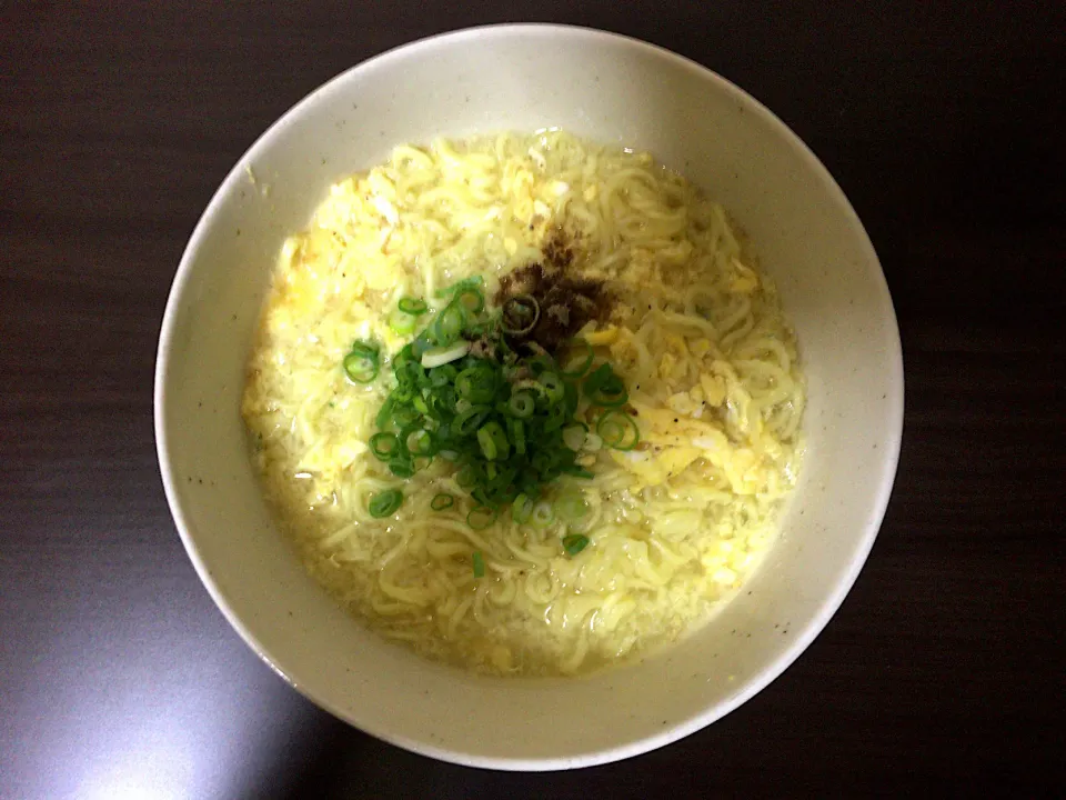 もちっとした太麺 塩ラーメン(玉子入)|ばーさんさん