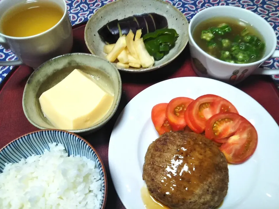 よねばーばの朝ごはん
冷凍ハンバーグ、トマト添え|yoneばーばさん