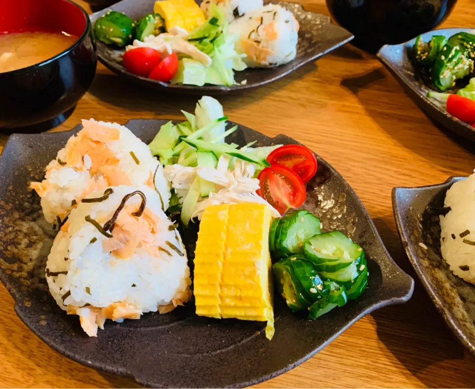 朝ごはん🍙鮭昆布おにぎり🐟和ワンプレート|いちごさん