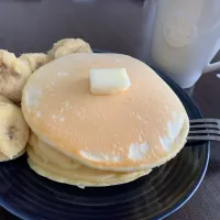 Snapdishの料理写真:薄力粉パンケーキ🥞バナナ添え|ハルさん