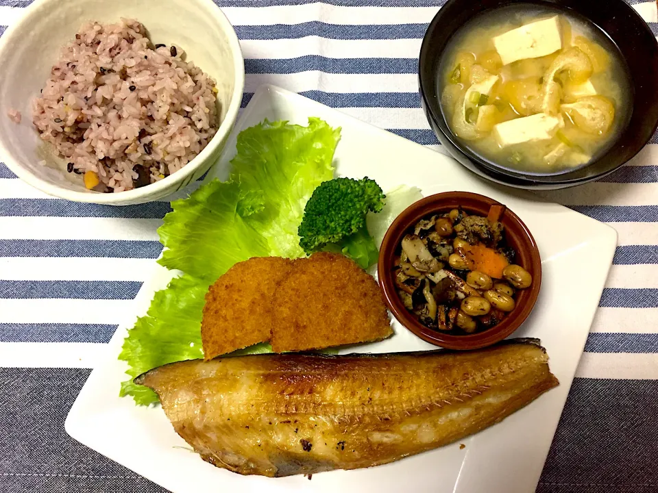 昆布ホッケ焼き、大豆とひじきの煮物、コロッケ、豆腐と薄揚げの麹味噌汁|jackybeanさん