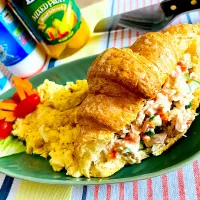 Croissant with egg and tuna|Issara. 🍴さん