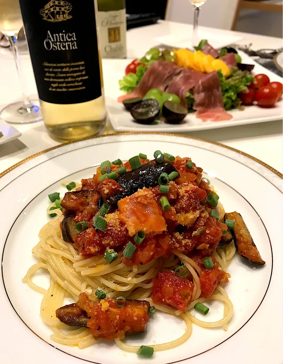 ナスとベーコンのトマトソースパスタ🍝＆生ハムと秋のフルーツサラダ🥗|ナムナムさん