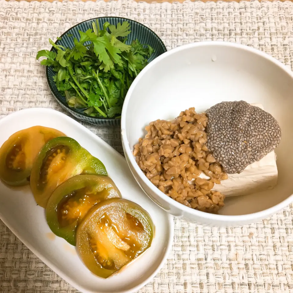 トマトの漬物、冷奴納豆チアシードかけ、パクチーサラダ（ダイエット食）|marioさん