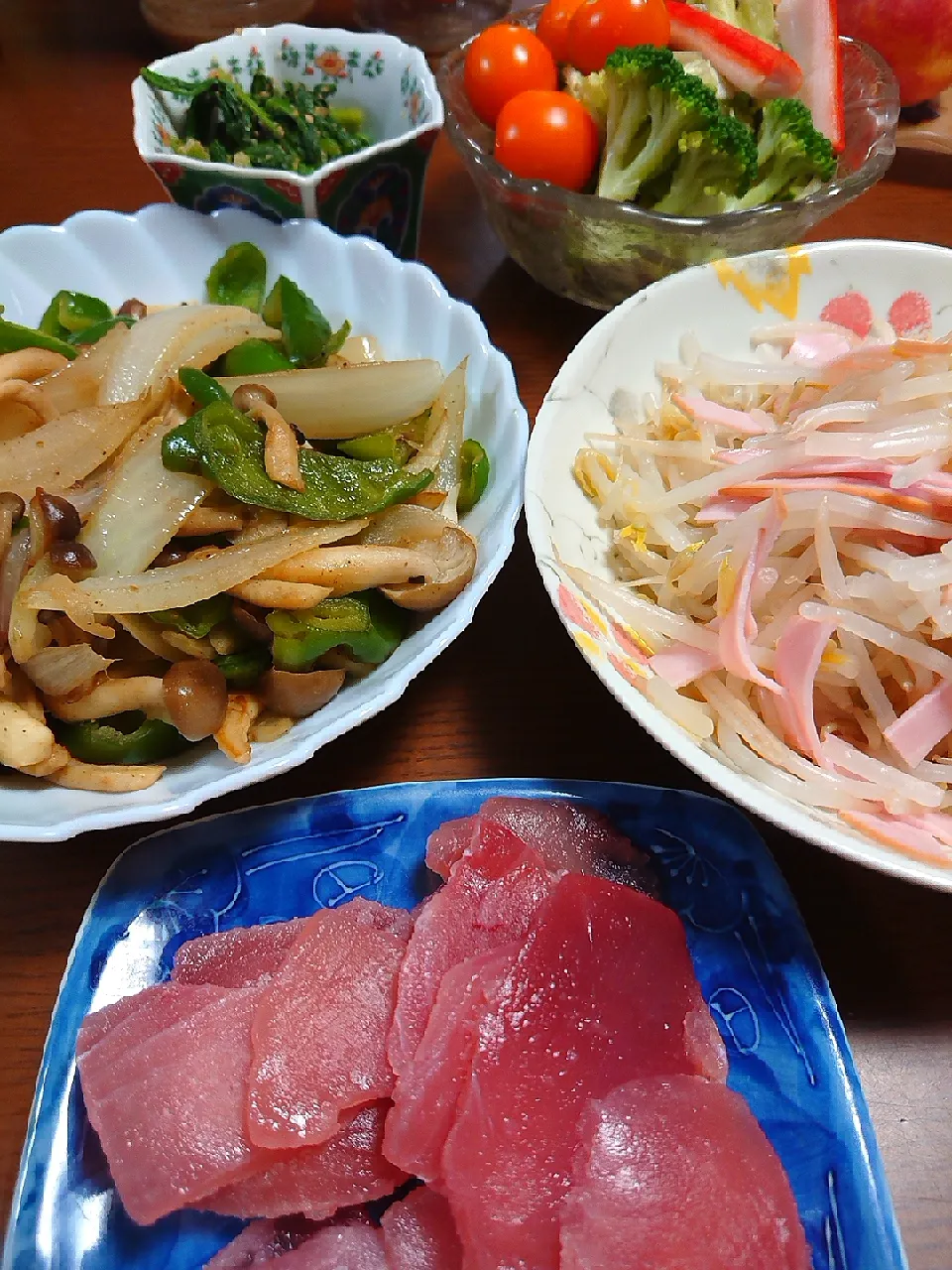 刺し身
ピーマンとシメジ炒め
もやしハムサラダ
ほうれん草胡麻和え
サラダ|ぱやさん