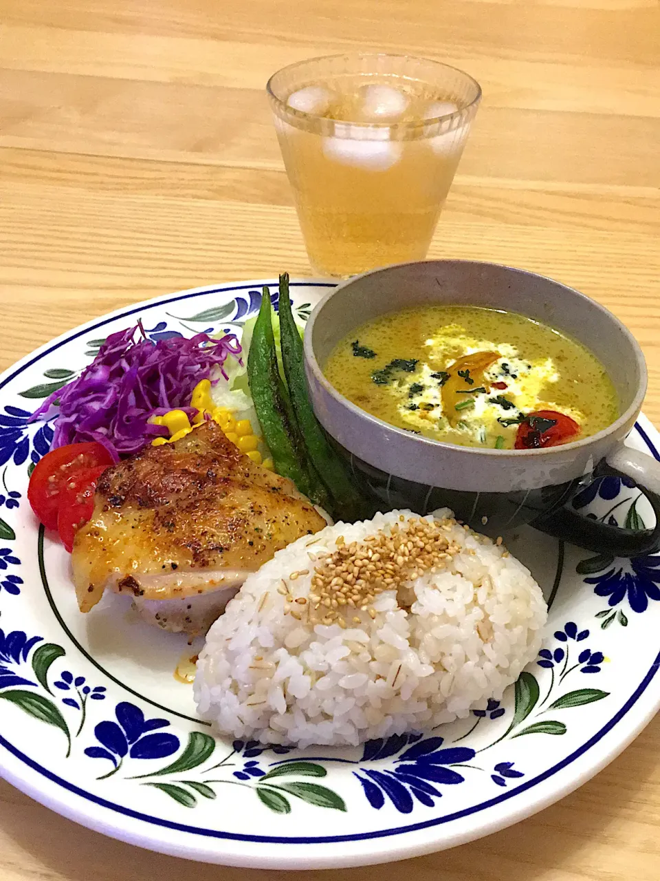 今日の夕食　グリーンカレープレート　ガーリックスパイスのグリルチキン|ふわ猫はなちゃんさん